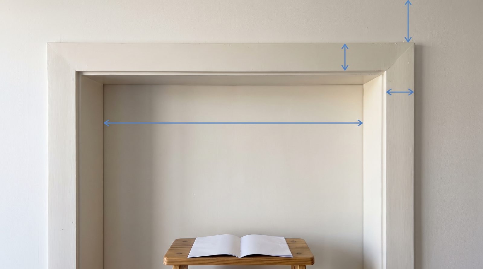 A door frame with unnumbered arrows marking dimensions to check before choosing a pull-up bar.